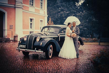 Hochzeits-Fotoshooting bei Regenwetter mit Regenschirm