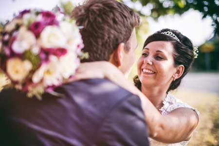 Braut umarmt Bräutigam - Hochzeitsfotografie